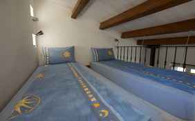 Das Schlafzimmer auf der Empore im La Rimessa. 